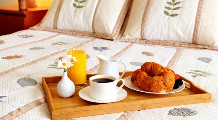 service-petit-dejeuner-en-chambre-hotel-chateau-arnoux