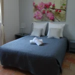 hotel-du-lac-chateau-arnoux-chambre-double-bureau-lumineuse