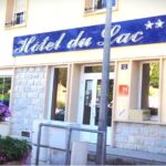 Entrée fleurie de l'hôtel du lac