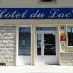 Devanture de l'hôtel du lac