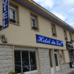 Devanture de l'hôtel du lac